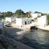La scritta misteriosa si trova a Cala Paguro, il cui nome nel tempo � stato deformato in �paura�. La caletta si inserisce in un panorama suggestivo